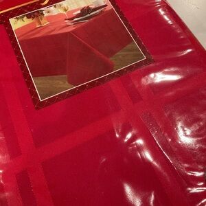 BED BATH & BEYOND sz 60”x 120”Holiday Tablecloth Oblong Tone on Tone Plaid Red